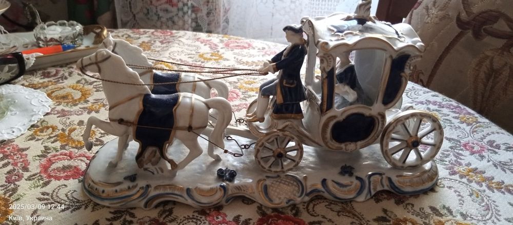 Фарфоровая статуэтка карета