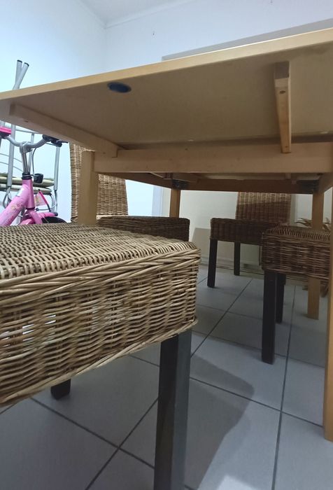 Mesa  de sala com cadeiras