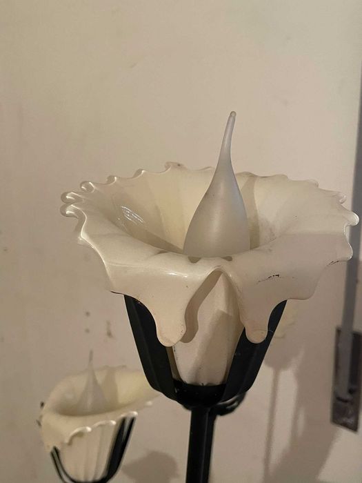 Candeeiro de pé com flores