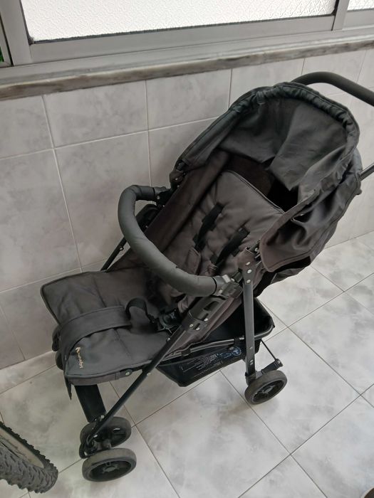 Carrinho bebe de passeio muito leve e bastante confortável.
