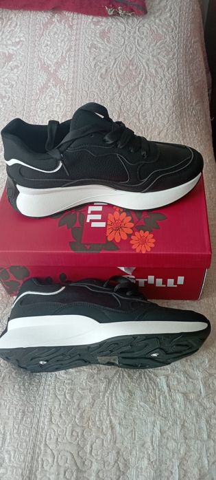 Демисезонні кросівки 40.