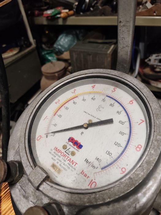 Antiga máquina de encher pneus