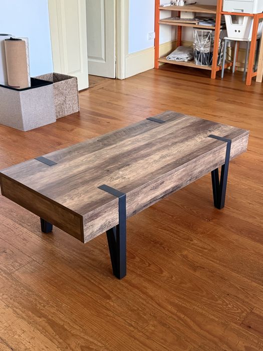 Mesa de centro. Madeira, estilo rustico. Com duas gavetas