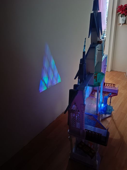 Zamek Kraina Lodu z efektami świetlnymi