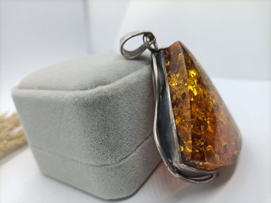 Widoczna zawieszka z bursztynem, srebro 925