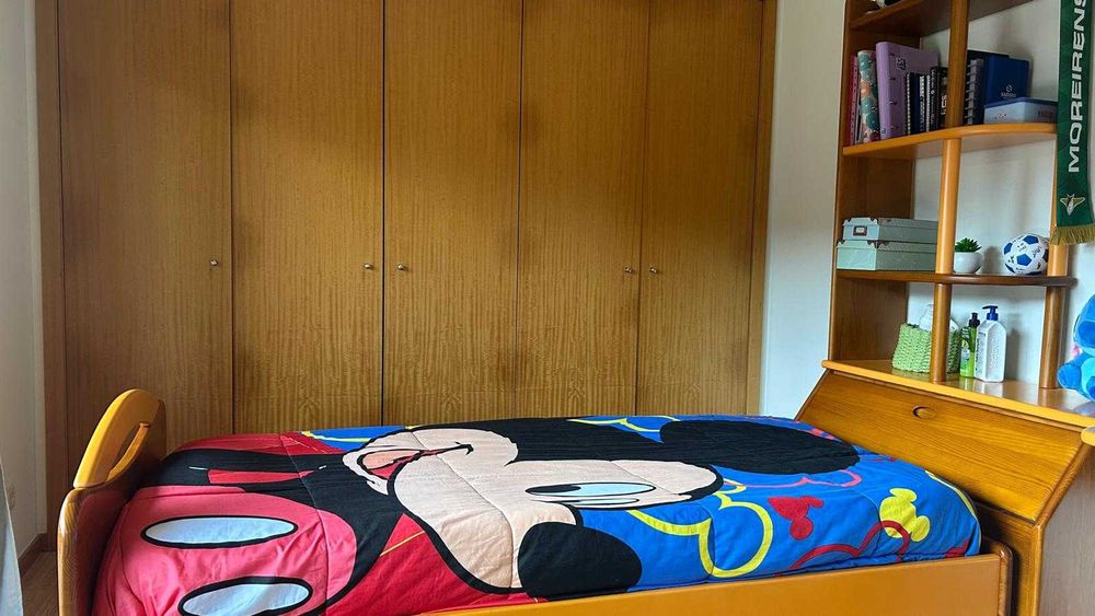 Quarto completo em madeira (Cama + Secretaria + Estante)