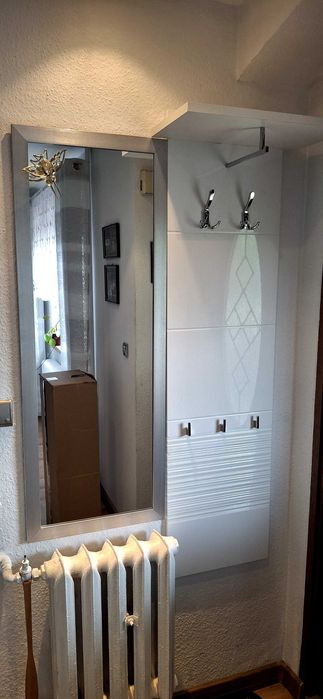 Wieszak z lustrem do przedpokoju.