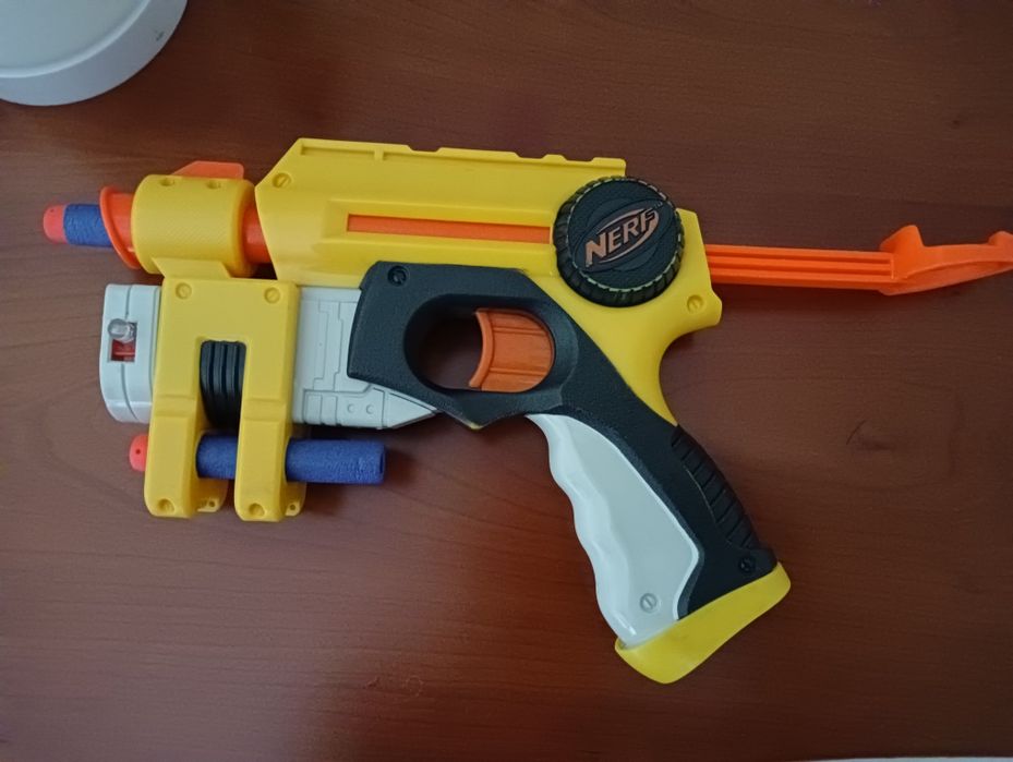 Pistola de brinquedo da marca Nerf 

-