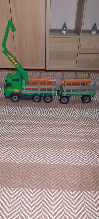 Camião transporte lenha criança