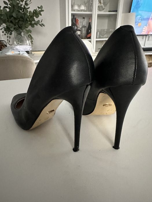Czarne szpilki bezowa podeszwa 37 vices czolenka