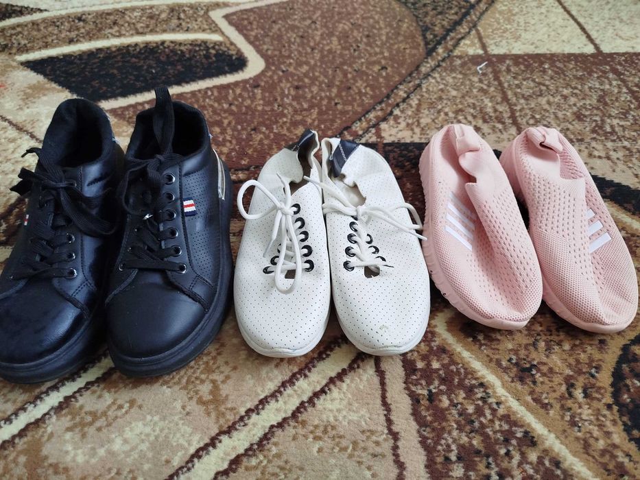 Кросівки 3 пари.