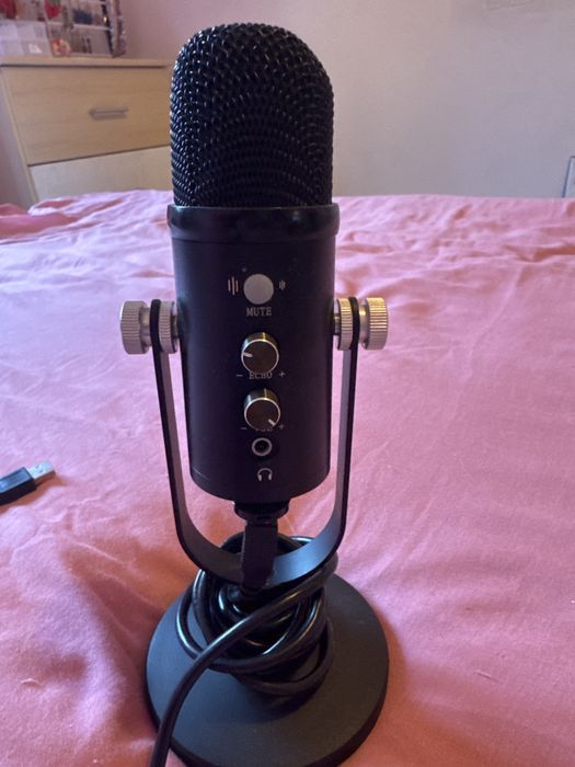 Microfone USB Condensador para Streaming e Podcasts (com Mute)