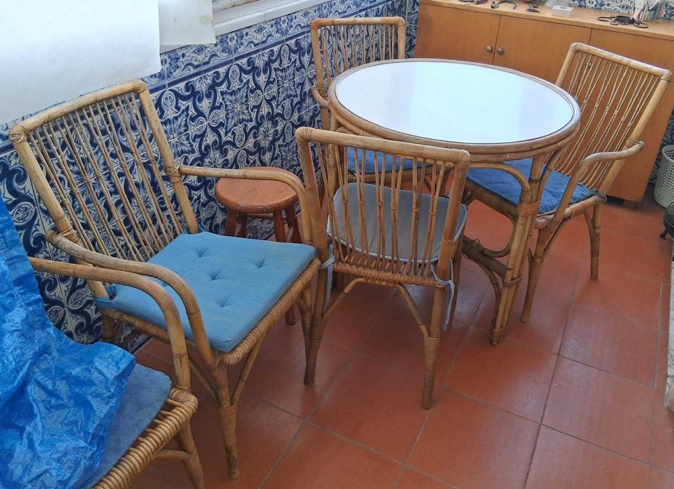 Mesa, cadeiras e bar de Bambu
