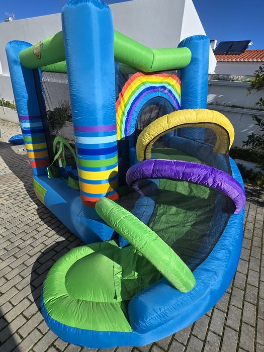 Insuflável com escorrega + motor eléctrico