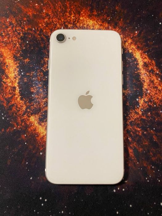 Продам б/у айфон SE2!