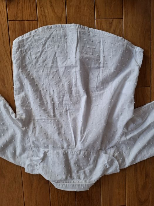 Biała koszula na długi rękaw