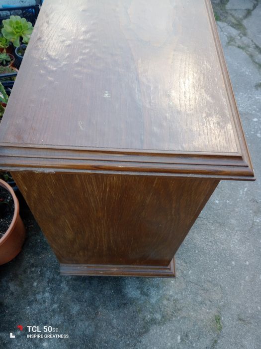 Mesinha de cabeceira muito antiga em bom estado.