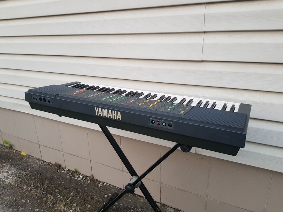 Синтезатор YAMAHA YPT-220/PSR 70 на 61 динамічну клавішу, б/у