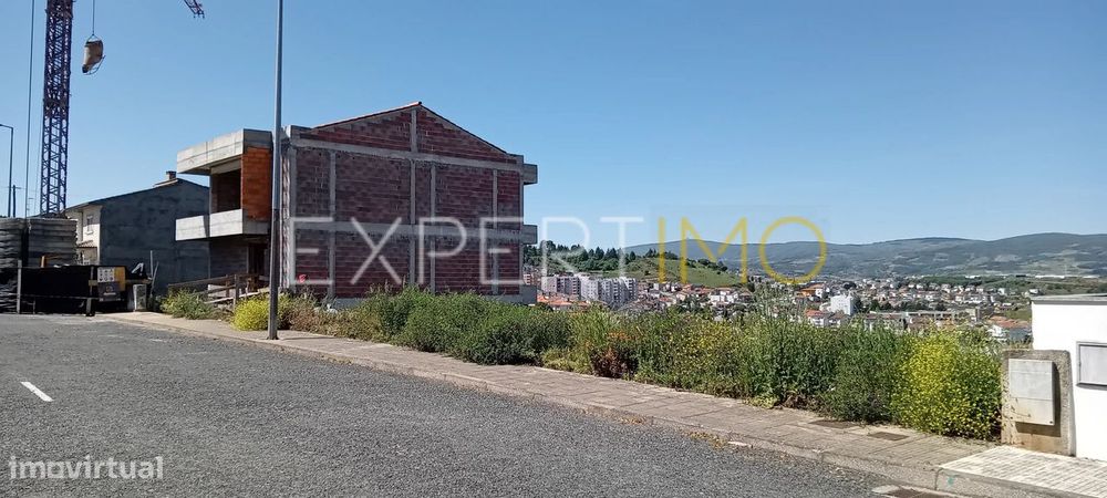 Terreno com 364m² para Construção de Moradia Geminada - Bragança