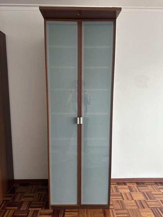 Armário Alto em Madeira com Portas de Vidro Fosco