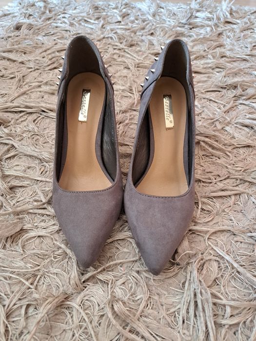 Szare szpilki z ćwiekami