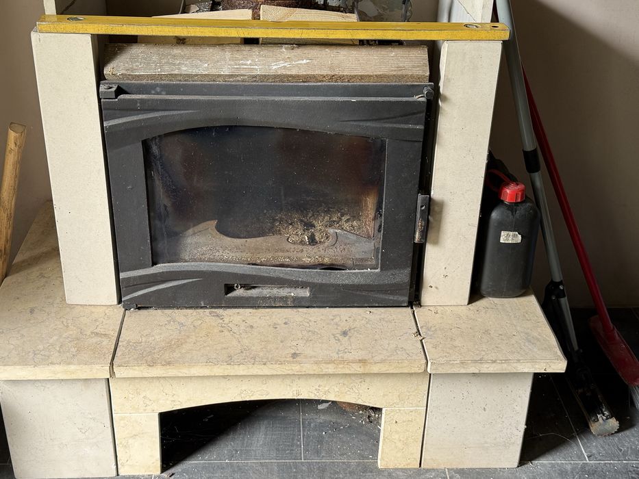 Kominek z kamienną obudową