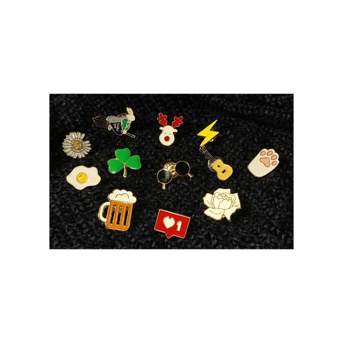 zestaw przypinki 13 szt.