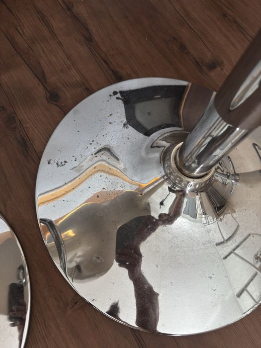 Mesa de pé alto com dois bancos em branco e cromados