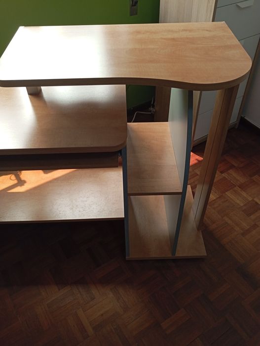 Secretária com arrumação