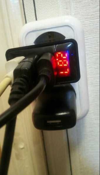 Універсальний зарядний пристрій. Три порти. LED дисплей