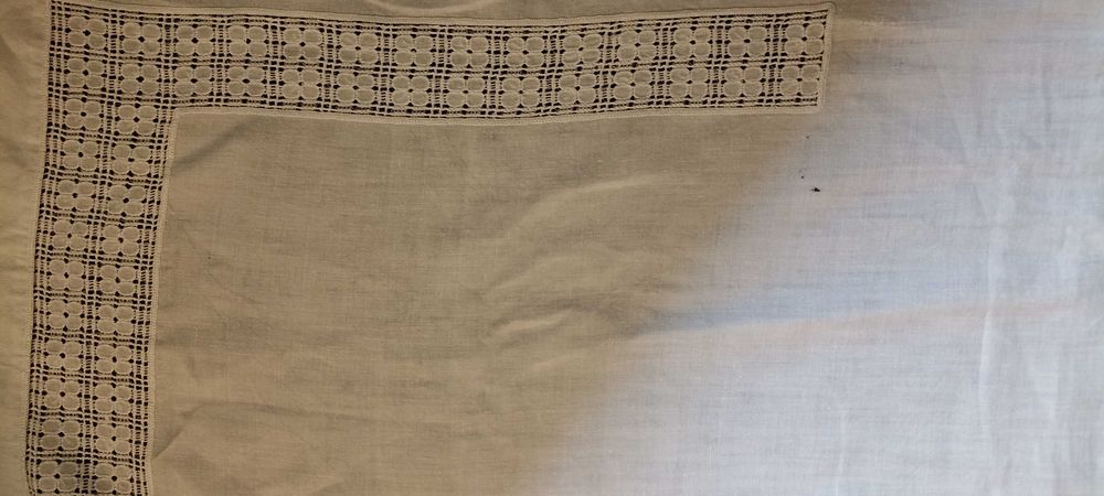 Lençol de linho branco com bordado