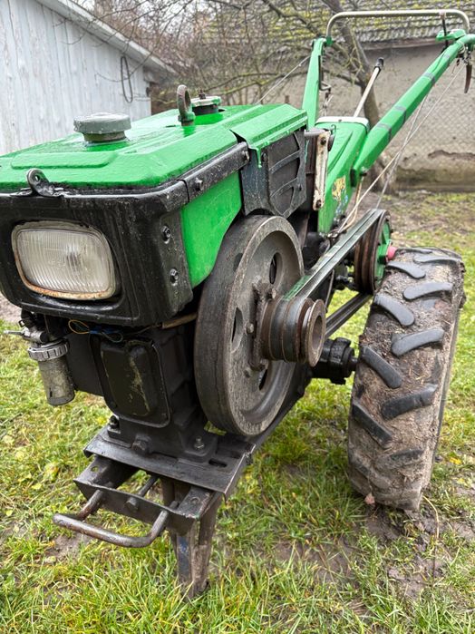Мотоблок в робочому стані 8 к. с. з фрезою
