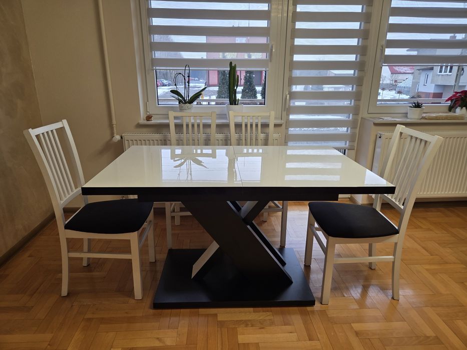 Nowoczesny stół czarno-biały