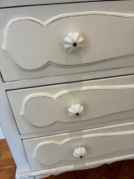Cómoda branca com pintura patine