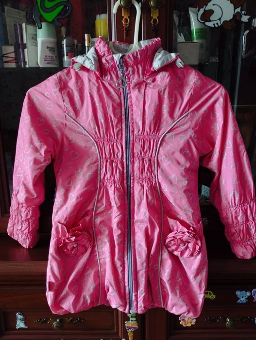 Куртка легка на дівчинку
