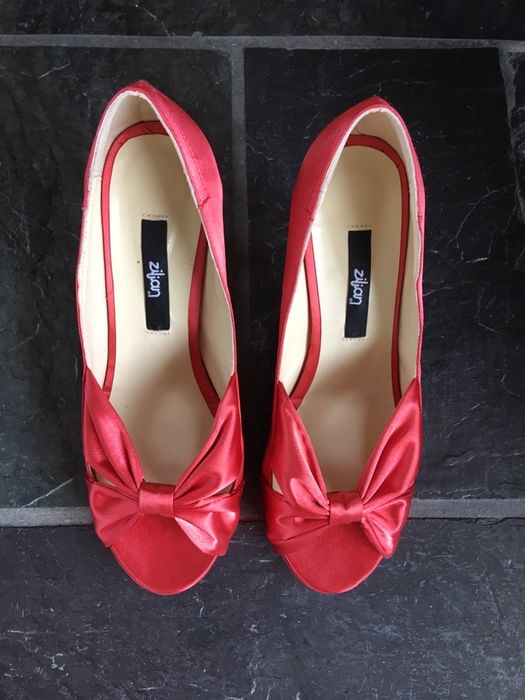 Sapatos de festa Zilian em cetim, salto agulha, cor coral