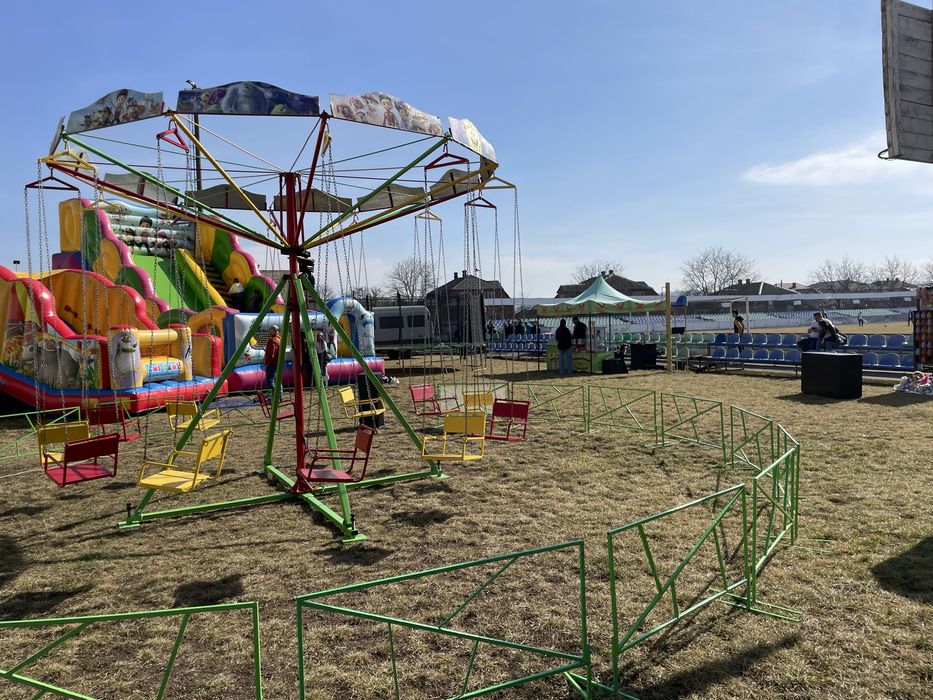 Атракціон ланцюгова Карусель