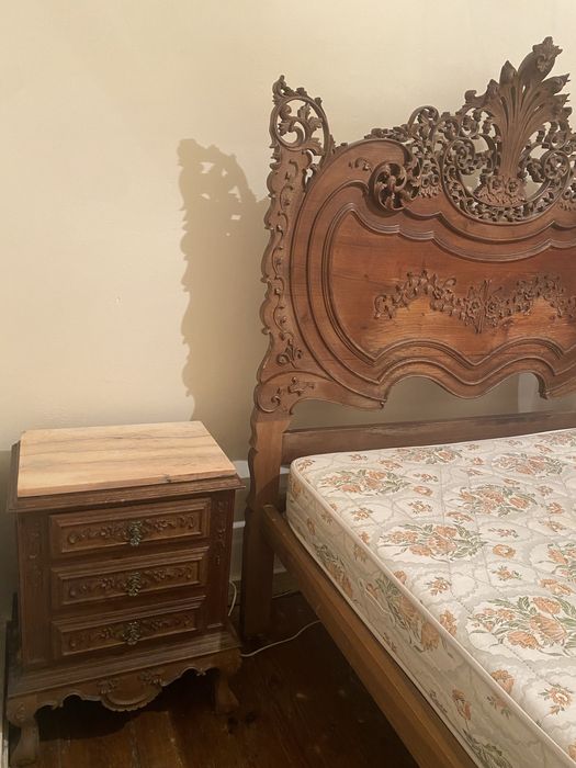 Cama centenária Barroca com mesinhas de cabeceira com mármore