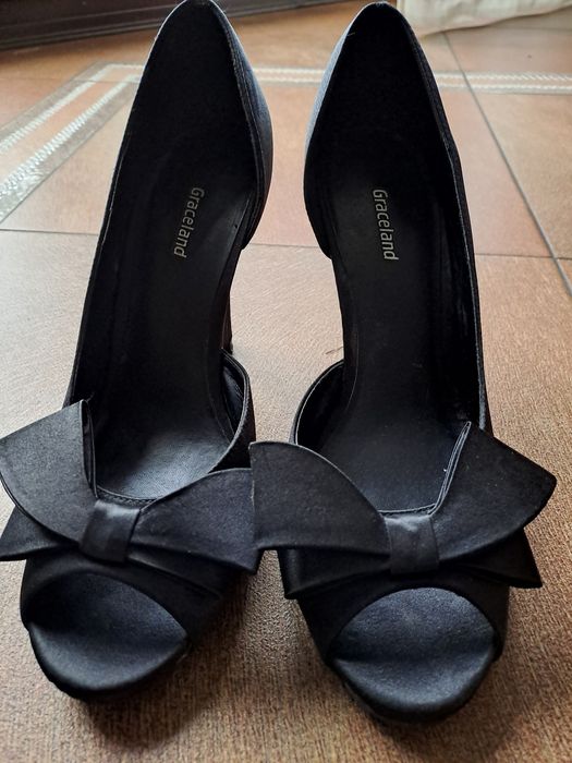 Buty na obcasie z kokardą