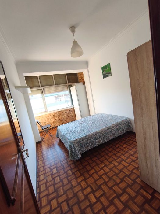 Quarto para casal, amigos ou pais c filhos. 5min do comboio e metro