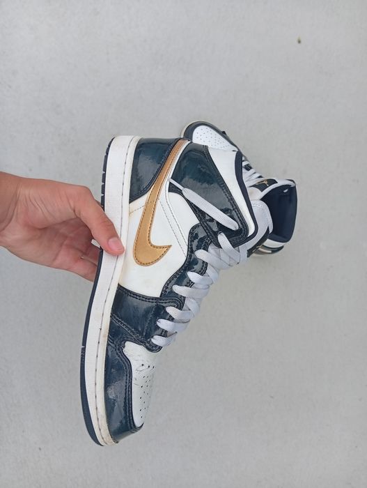 Vendo sapatilhas Nike Air Jordan 1 Mid SE Black/White/Gold. Tamanho 42.5