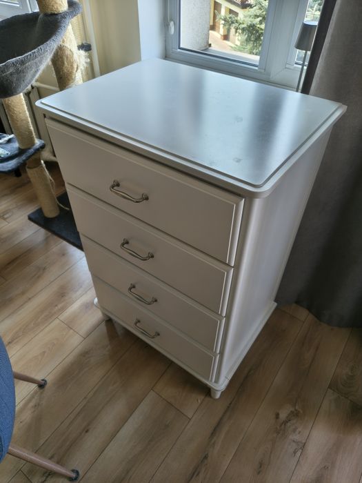 Biała komoda Ikea