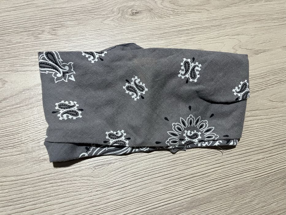 Bandana cinza com detalhes