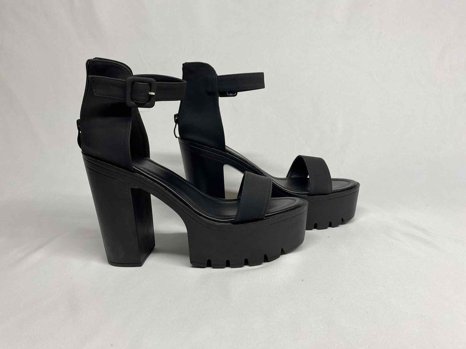 Buty czarne na obcasie