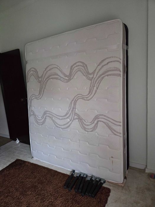 Cama de casal. Em bom estado. Qualidade superior.