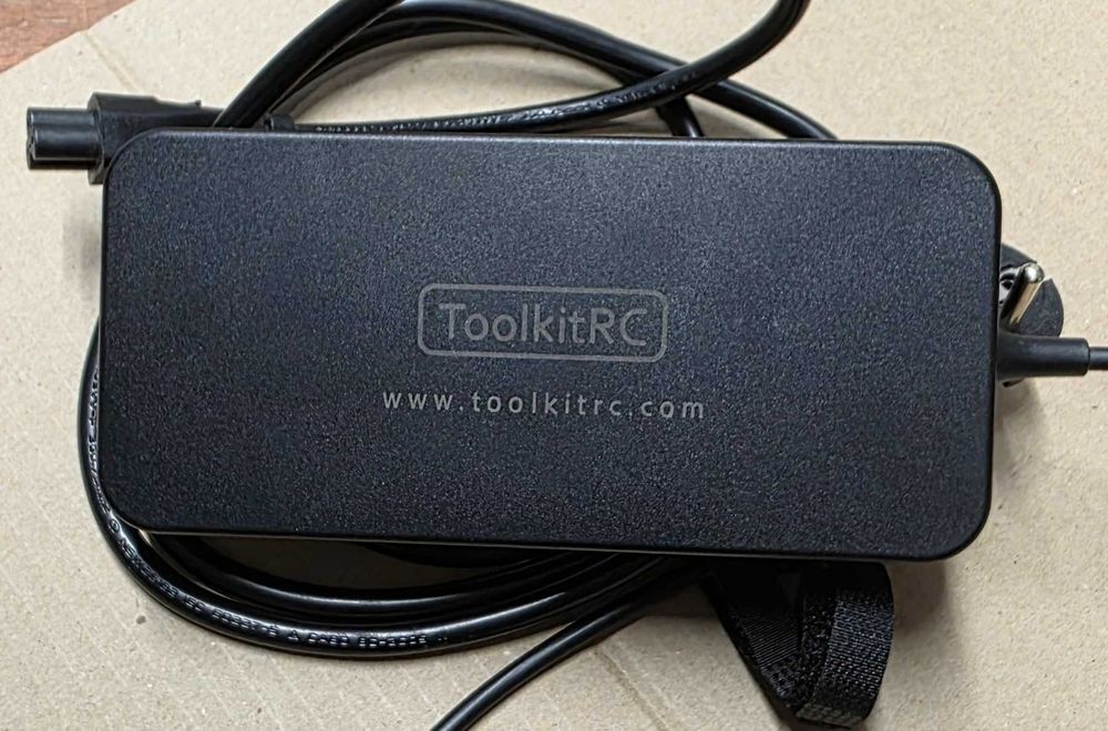 ToolkitRC ADP200 блок живлення для зарядок для дронів XT60 200 ватт, 19.5V, 10.3A