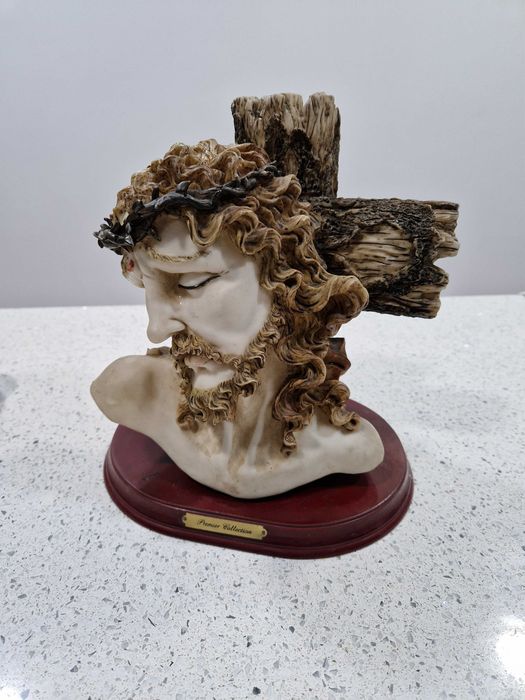 Imagem de Cristo pregado na cruz em marfinite