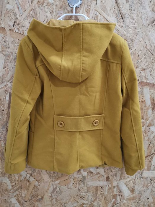 Casaco com capuz de cor mustarda