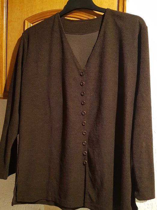 Blusa/Casaco com botões em castanho Tamanho XL - 5€