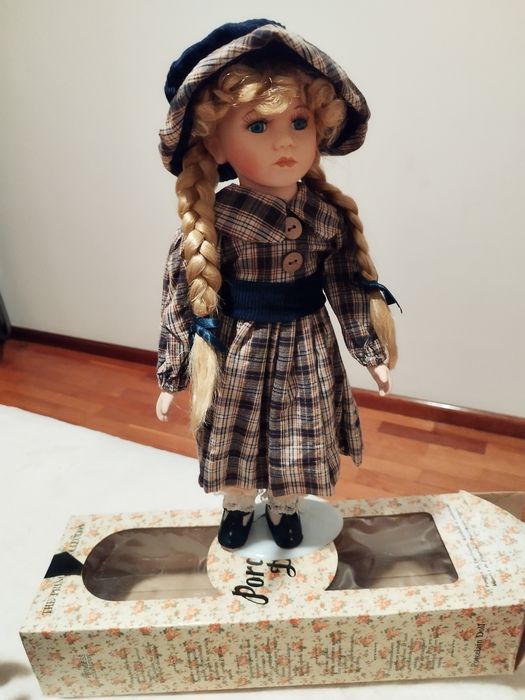 Bonecas e boneco em porcelana